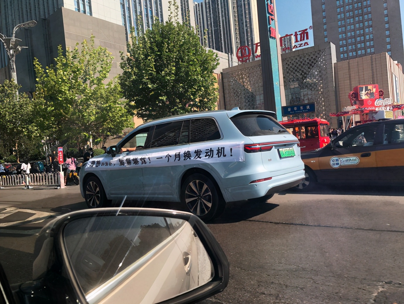 理想ONE变相“割韭菜”？多位车主起诉理想，并上街拉横幅维权_新浪财经_新浪网