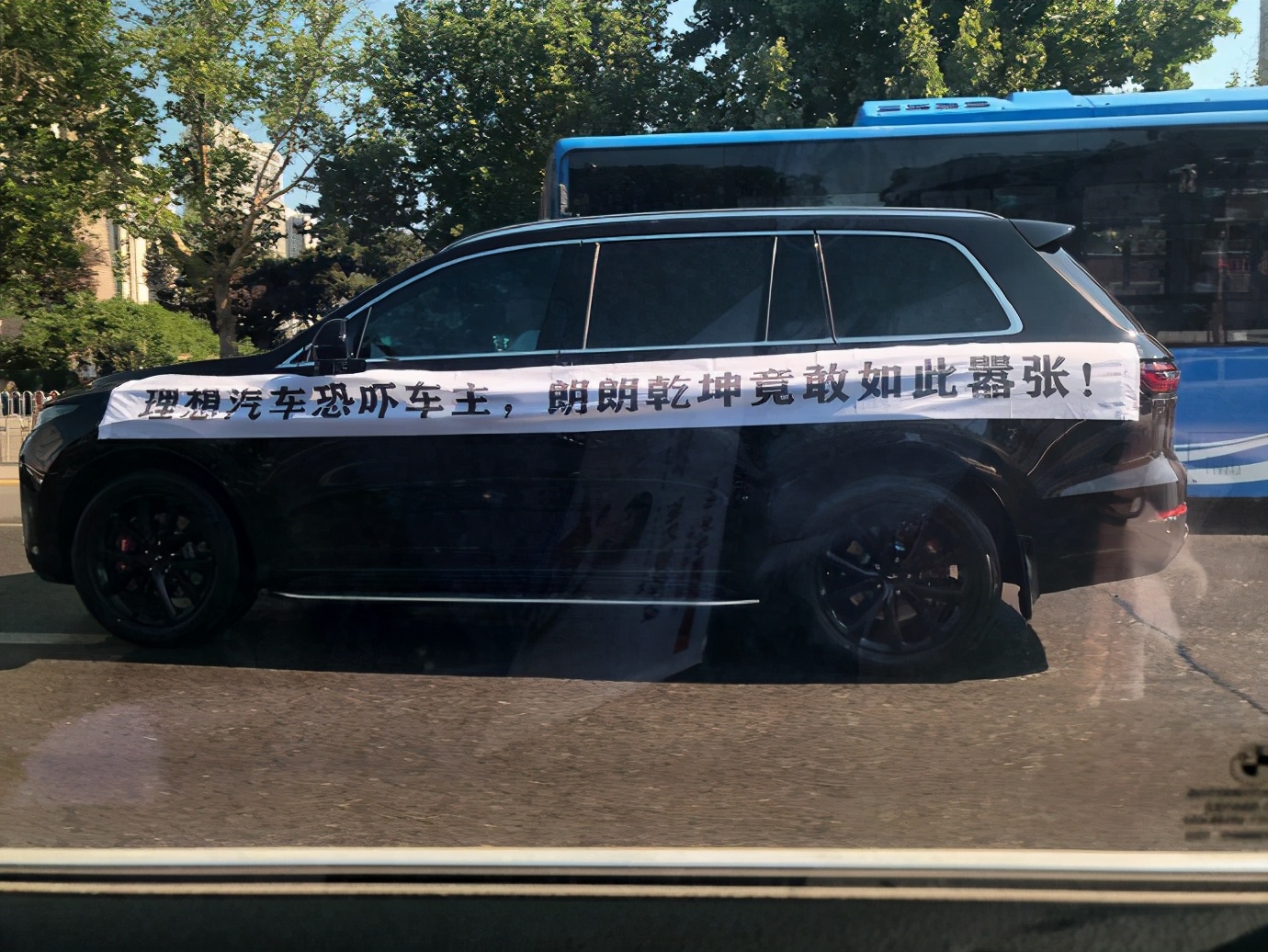理想ONE变相“割韭菜”？多位车主起诉理想，并上街拉横幅维权_新浪财经_新浪网