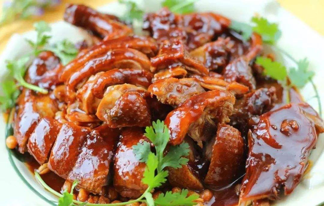 (3)黑椒酱焖鹅3,大火煮8-10分钟,改用小火闷煮2小时,加入麻油,鸡精