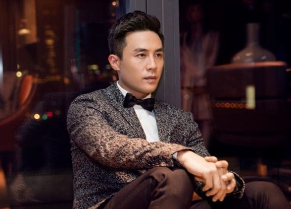 杜淳与妻子带娃出游一家三口同框画面温馨素颜照却被嘲讽老了