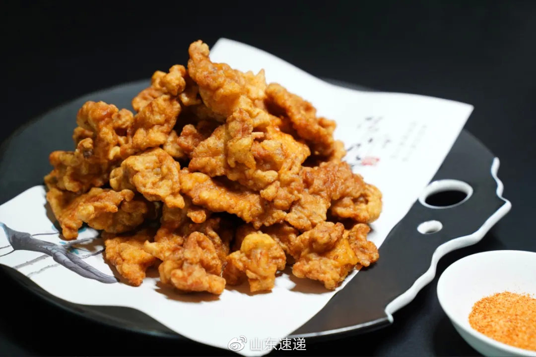 青岛小炸肉外表金黄,口感酥脆馥郁的肉食香气令人垂涎三尺鹅蛋尖椒炒