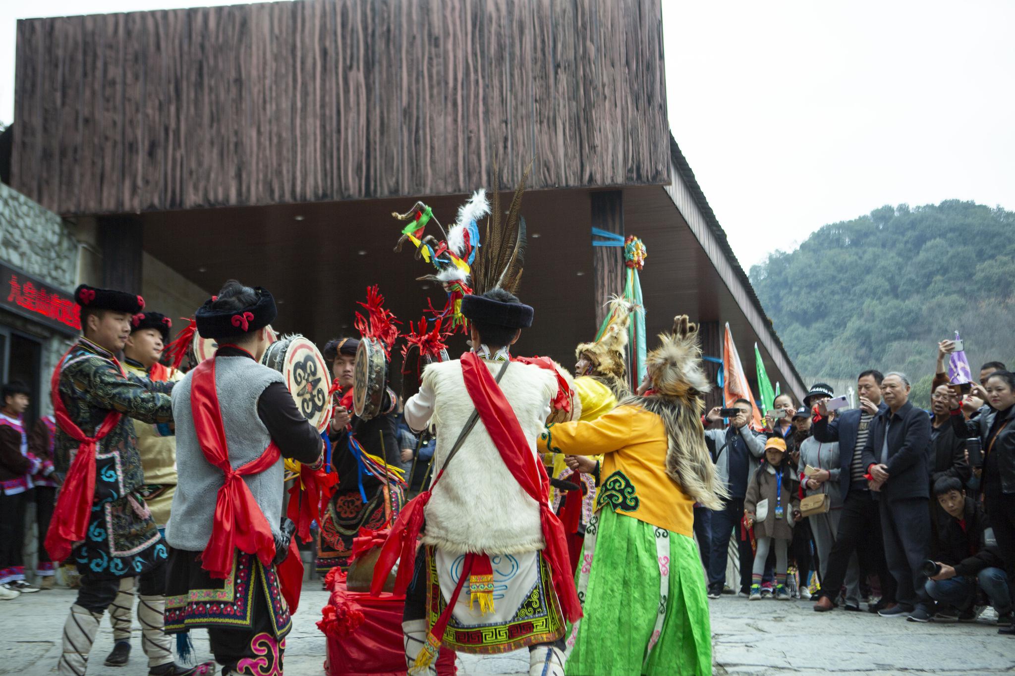 九皇山羌家儿女与上千游客欢庆羌年|羌族|游客|开坛_新浪新闻