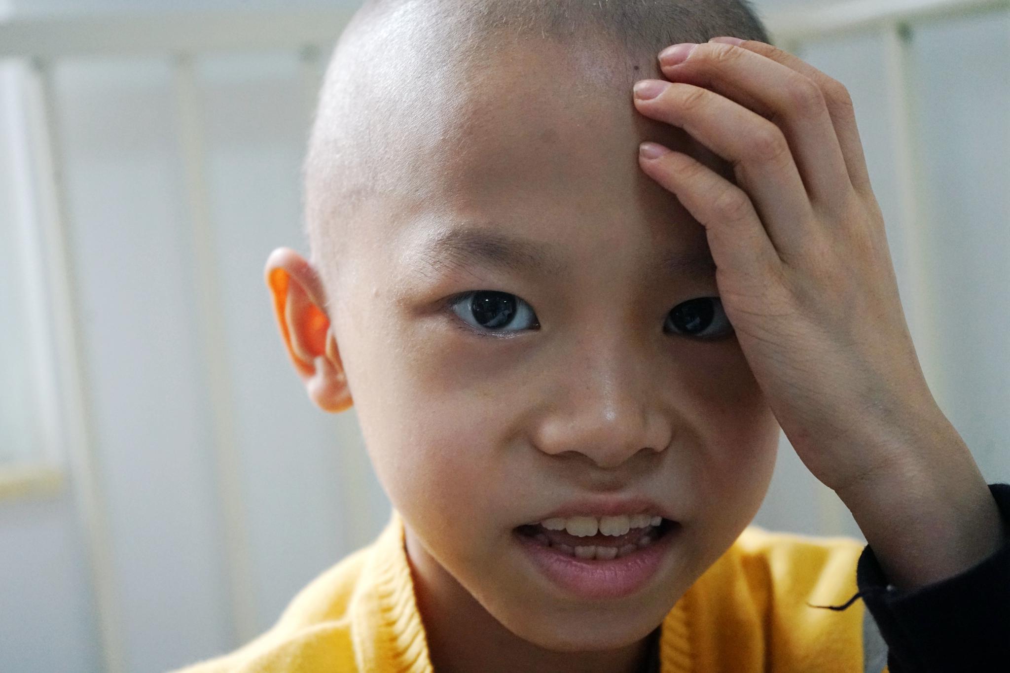 8岁儿子50天做两次开颅手术,我欲哭无泪:第一次离家就为活命