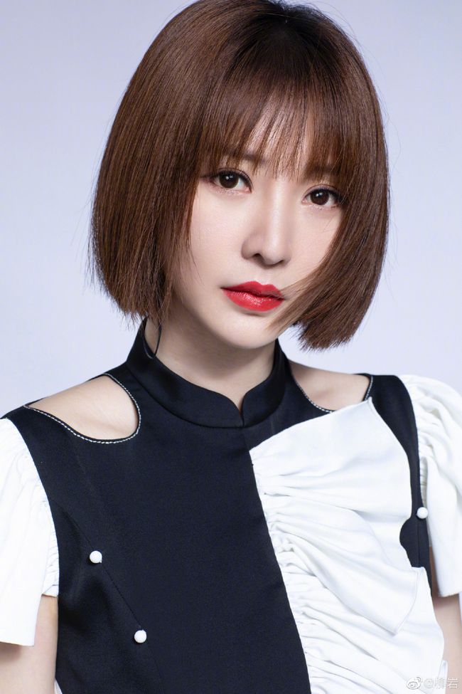 618沸腾之夜,柳岩一袭短发,穿黑白长裙 全场最出彩