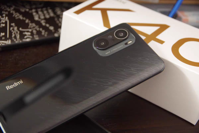 直到我看到同事使用的小米11才不禁感慨,还好redmi k40是侧边实体指纹