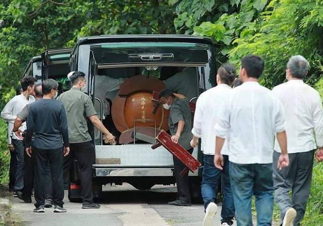 从当日落葬的画面细节来看,赌王何鸿燊的棺材很不一般.