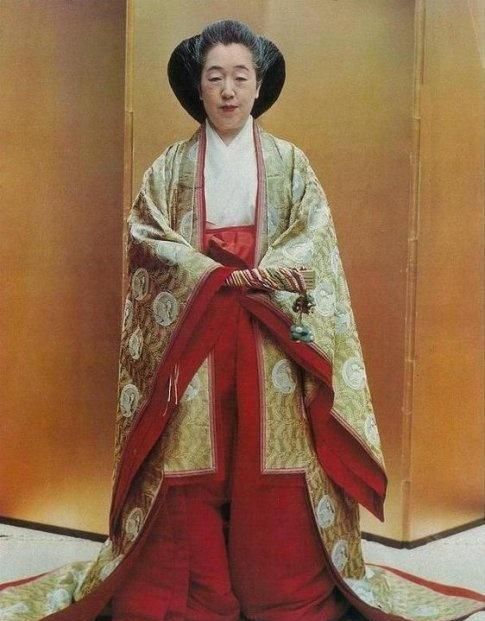 眯眯眼塌鼻梁,还是恶婆婆的日本良子皇后,为何能让天皇独宠一生