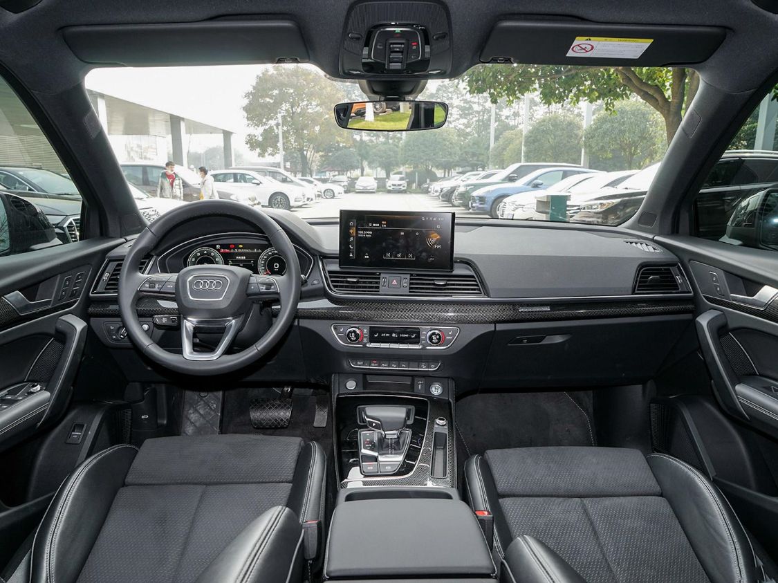 新款奥迪q5l上市,39.68万起共8款车型,内饰被网友吐槽称偷懒了