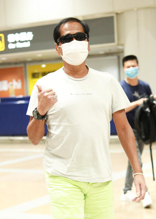 61岁齐秦近照黝黑健硕,膝盖大块伤痕明显,曾因拔罐烧伤面容被毁