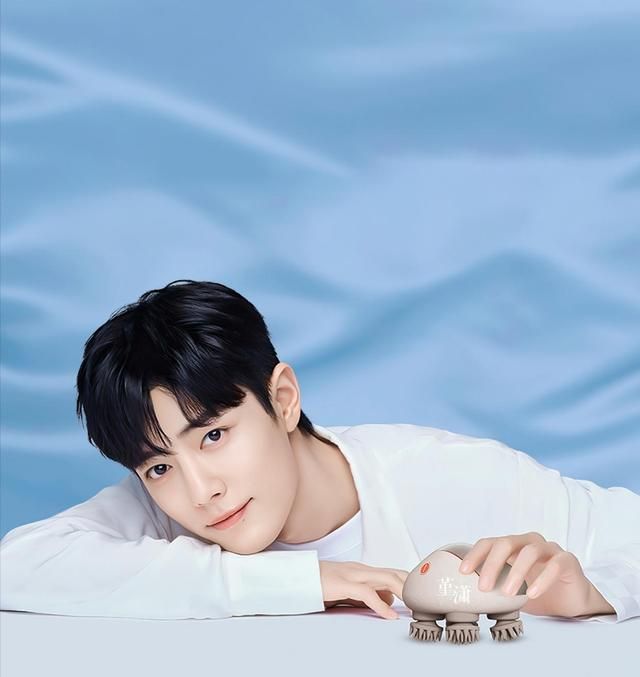 肖战第11个新代言白衣造型帅出新高度沸腾之夜接受采访表情可爱