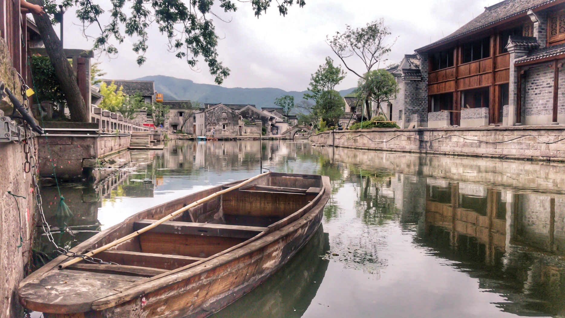 宁波东钱湖畔的千年古村,热闹了几百年,如今被"保护"成了景区