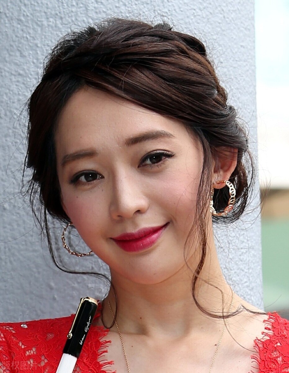 王心恬,红色蕾丝礼服,美艳优雅