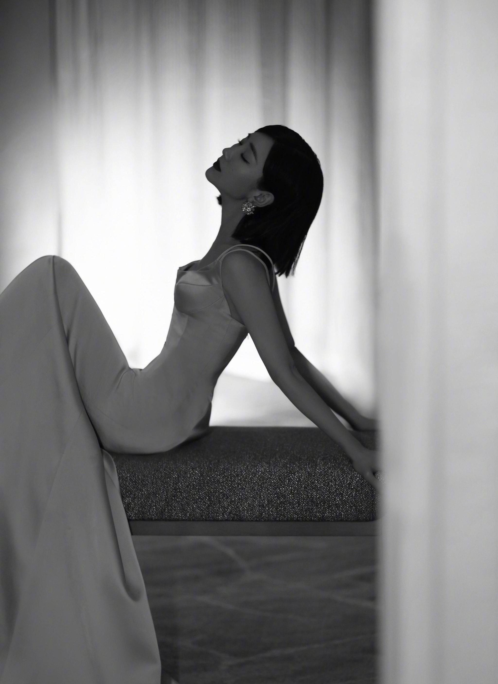 毛晓彤烈焰红唇妆红色修身连衣裙脚踏恨天高好身材一览无遗