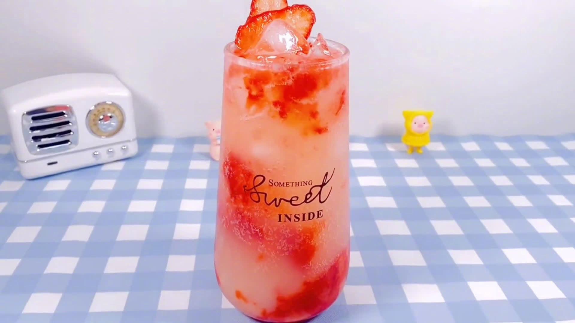 自制神仙快乐水—草莓养乐多 当草莓 酸奶碰撞出初恋般的甜腻