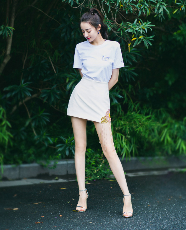 迪丽热巴为显腿长穿牙签鞋双脚与地面快垂直胖女孩穿不了