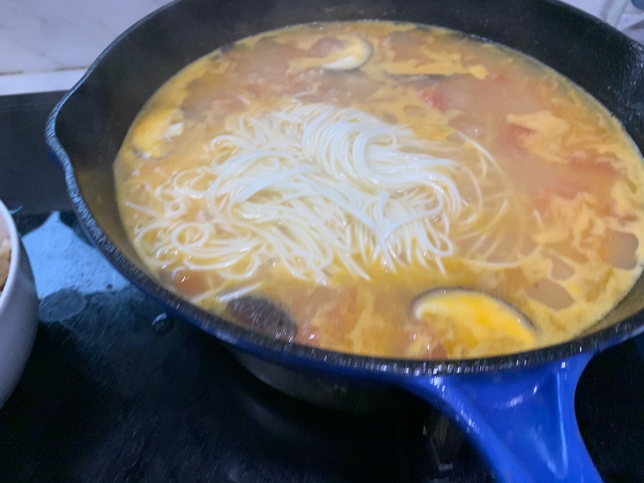 酸甜可口,滑嫩鲜香的番茄滑肉面,步骤简单,10分钟轻松做好