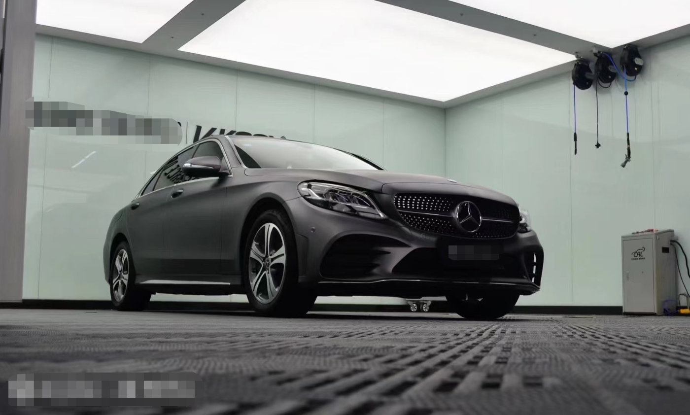 灰色在经典色系中的地位也是数一数二的,它凭借着冷静优雅和高级观感