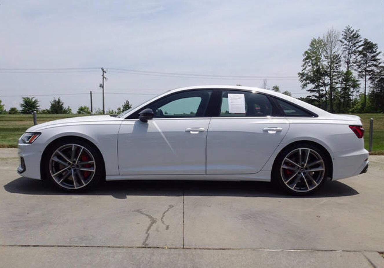 奥迪新款s6海外实拍国内售价9298万元