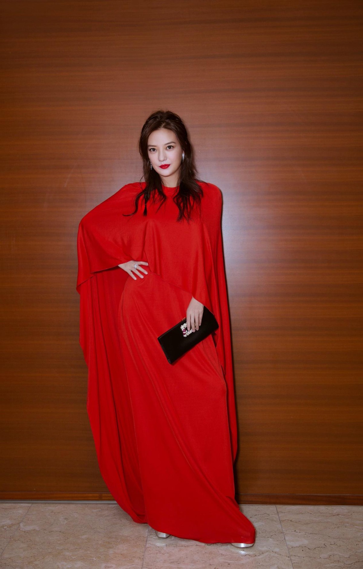 红毯上的赵薇真拼为了让红裙看着更惊艳脚踩20cm高跟