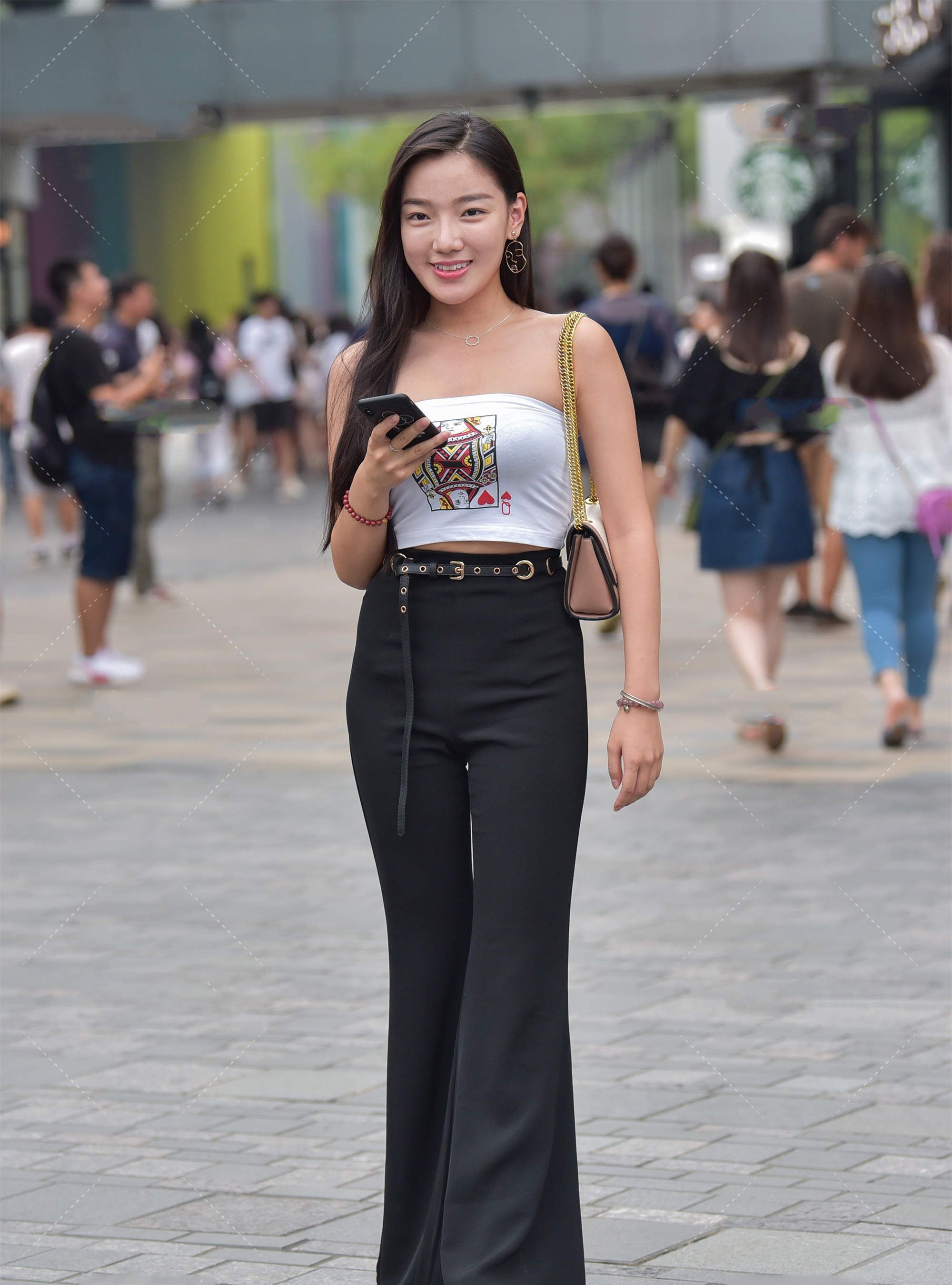 西装拖地裤,搭配平肩白色上衣,诠释出具有复古范儿的黑白搭配