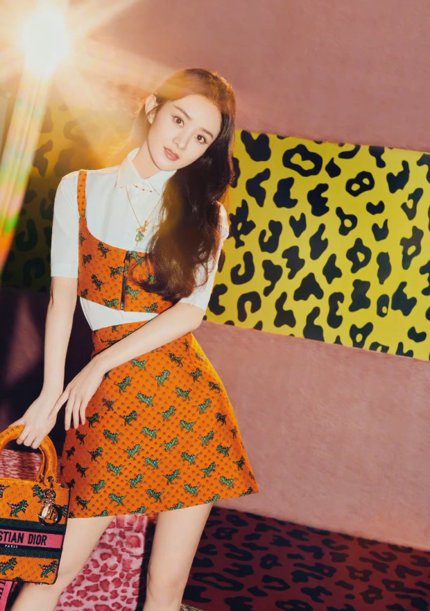 赵丽颖离婚后状态大好,橘色套装灵动俏皮,笑容超甜美出新高度