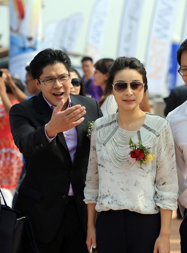 郭晶晶与霍启刚出行,穿白衣戴墨镜气场十足,老公护驾如"保镖"