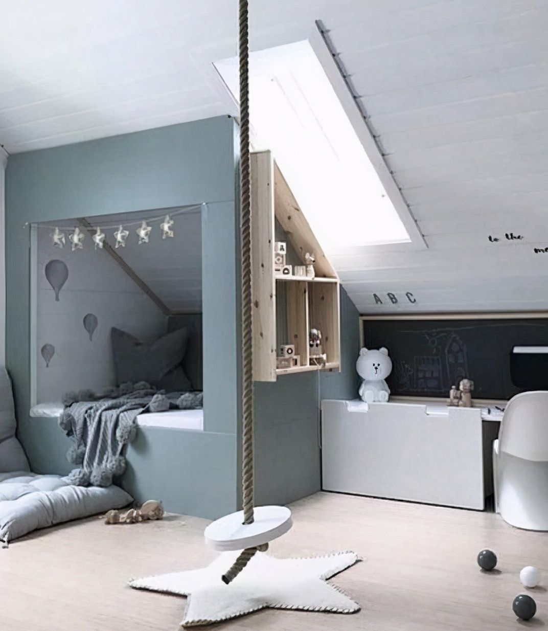 开发商送15㎡阁楼做个改造,斜顶墙造内嵌卧室 储物间,赚到了!