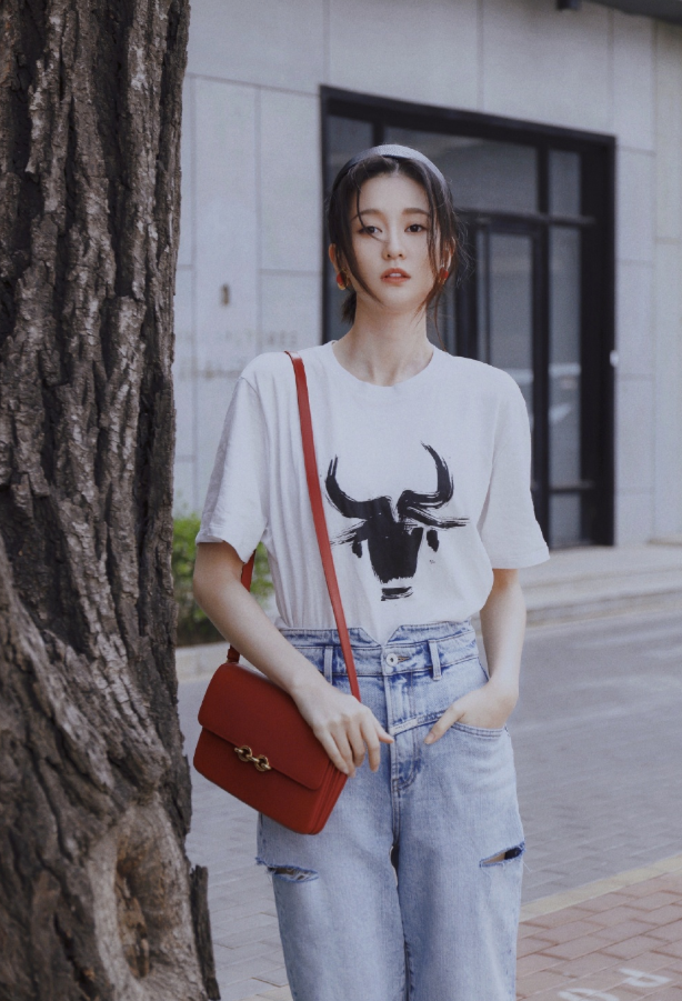 乔欣变身活力甜妹,穿阔腿短裤遮住"柯基臀",172身材像超模