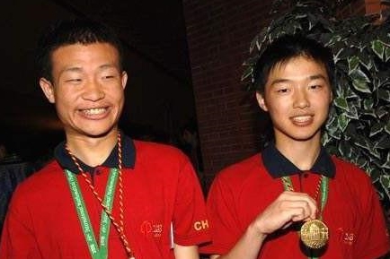 根据网友分享的资料显示,韦东奕出生在书香门第,父母都是大学教授,家