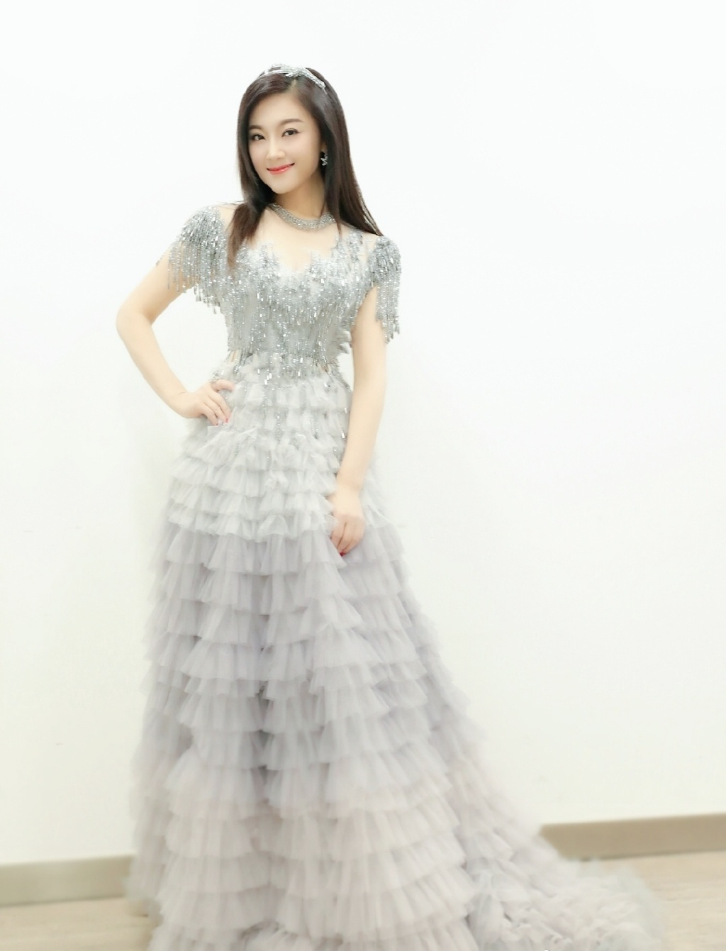 玖月奇迹王小玮单身后更时髦,白衬衫 半身裙知性利落,飒爽干练