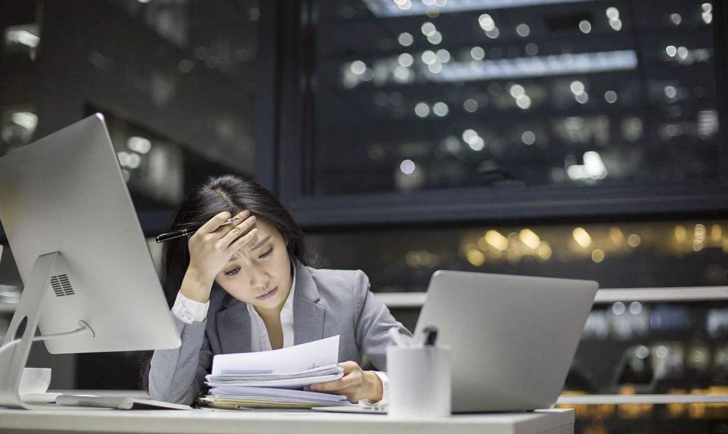 在当今高强度的工作环境下,加班到深夜对许多职场人士已经司空见惯.