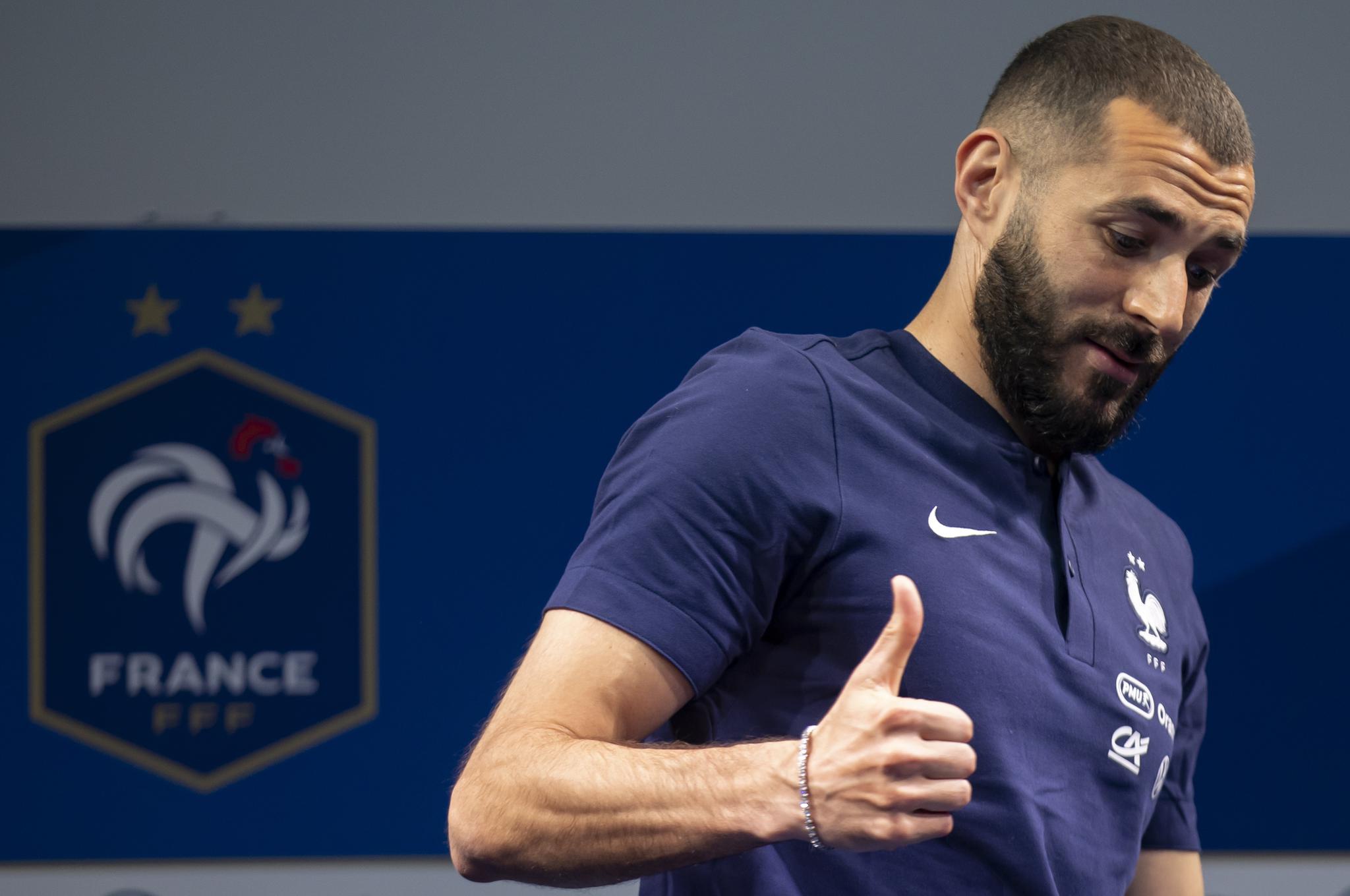 足球——法国队备战欧锦赛|本泽马|新闻发布会|法国_新浪新闻