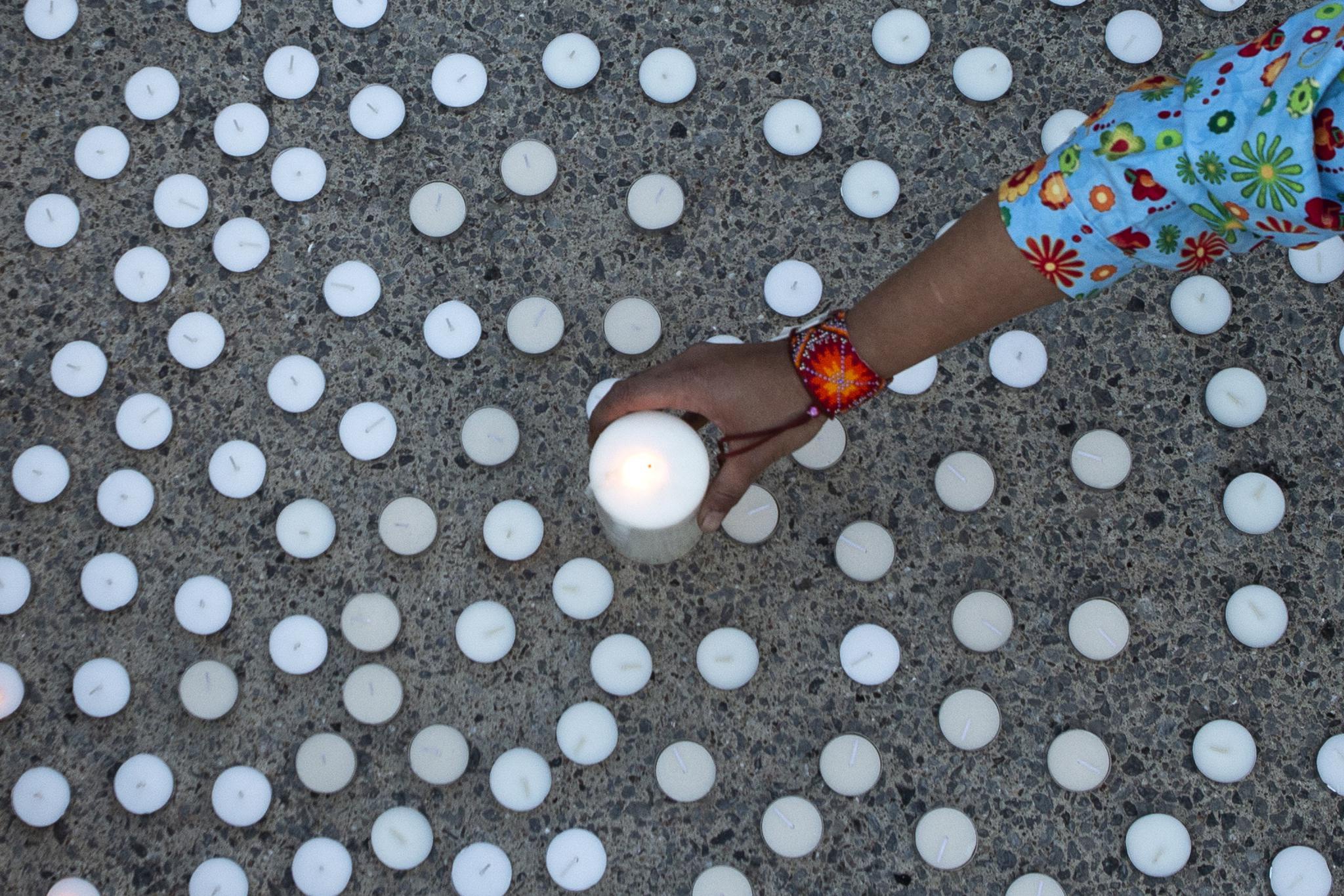 这是5月30日在加拿大多伦多拍摄的悼念死亡儿童的蜡烛.新华社/美联