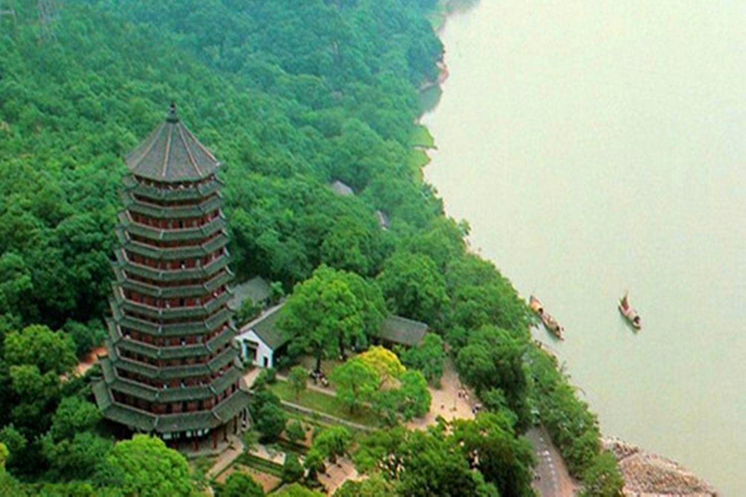 杭州有一处名胜古迹,造型奇特,构思精妙,外观呈现八角形