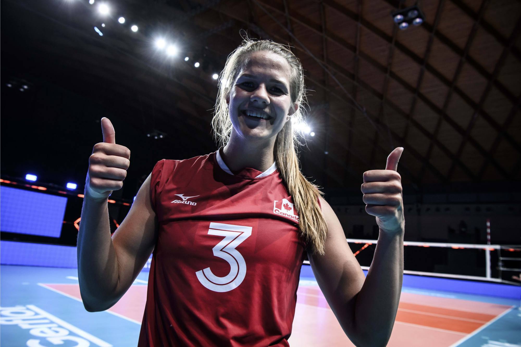 这个猛女就是上图的3号范里克,kiera van ryk,1999年出生,身高188,场