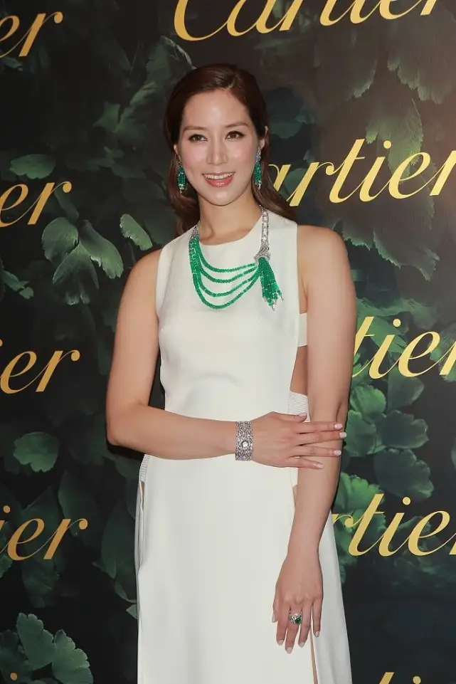 徐子淇这回美出圈了一袭波点露肩连衣裙端庄优雅气质出众