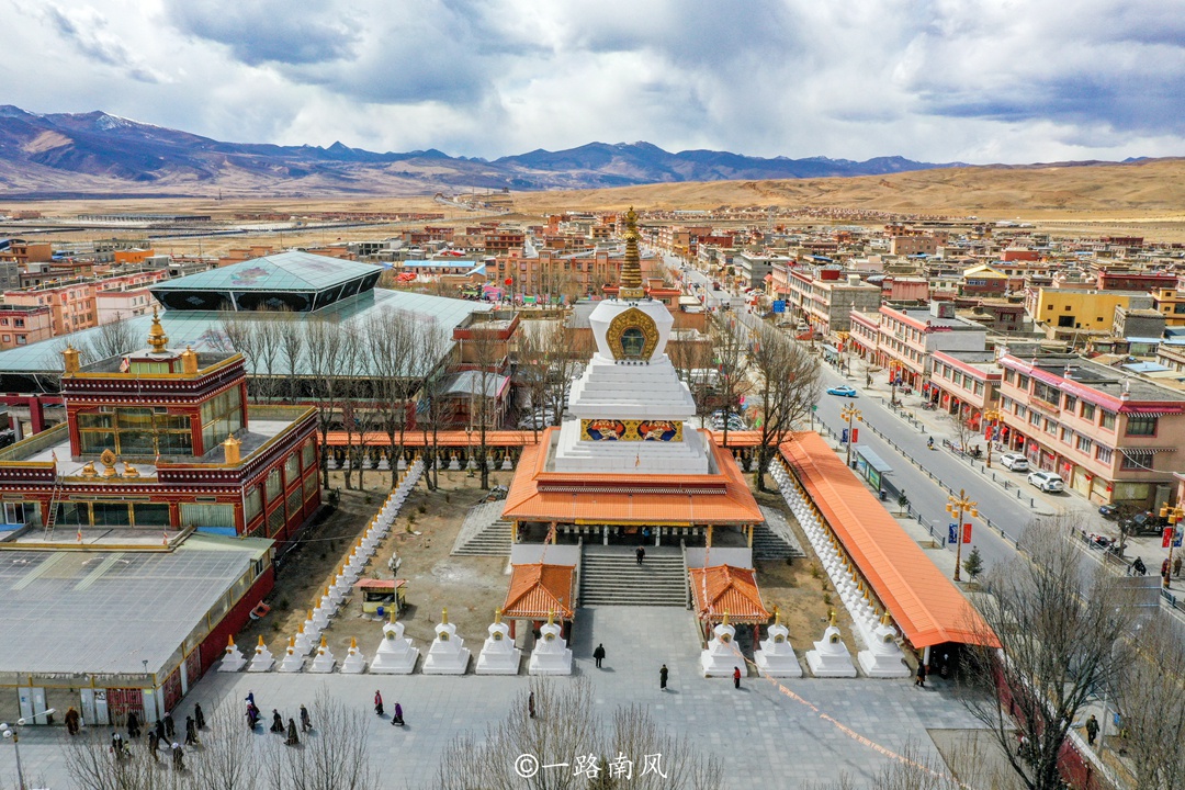 城内有座白塔,相传因文成公主而建|白塔公园|理塘|白塔_新浪新闻