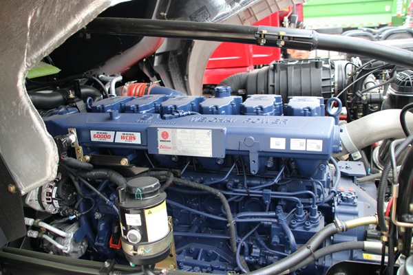 "我给上个老板开的就是一辆德龙m3000,行驶里程超过20万公里,发动机