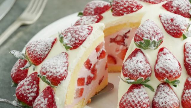 草莓戚风蛋糕软软糯糯奶香浓郁入口即化口感甜而不腻