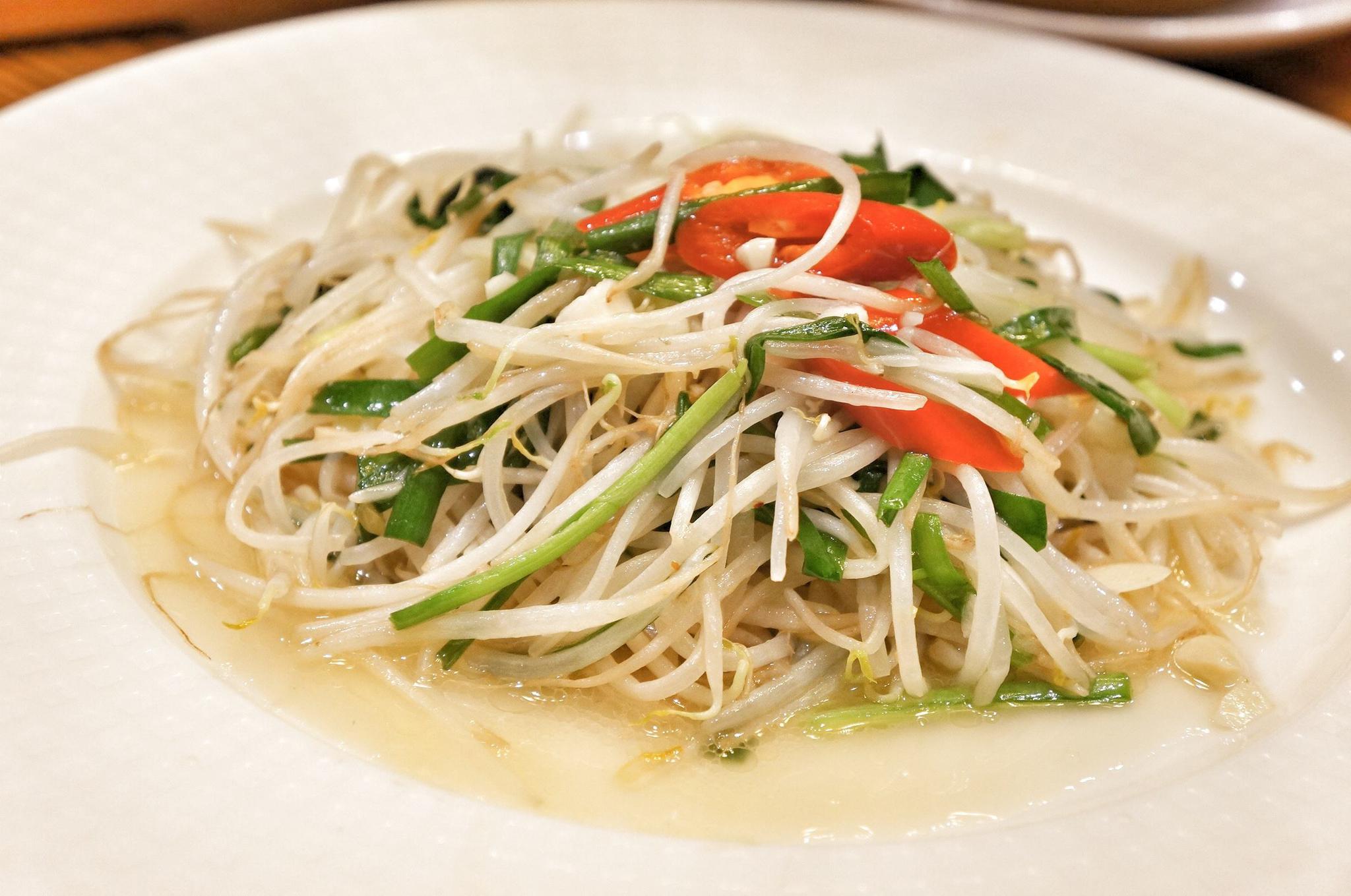 (2)清炒豆芽3,放入细面翻炒均匀,滴入酱油,继续翻炒;加食盐,翻炒2分钟