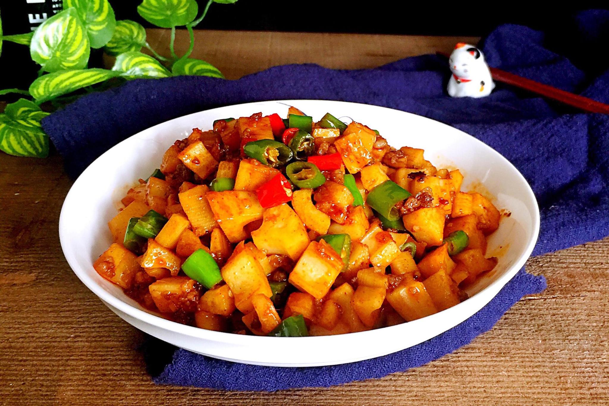 简单炒一锅,鲜香美味,挑食的孩子都能吃两碗|莲藕|藕片|藕丁_新浪新闻