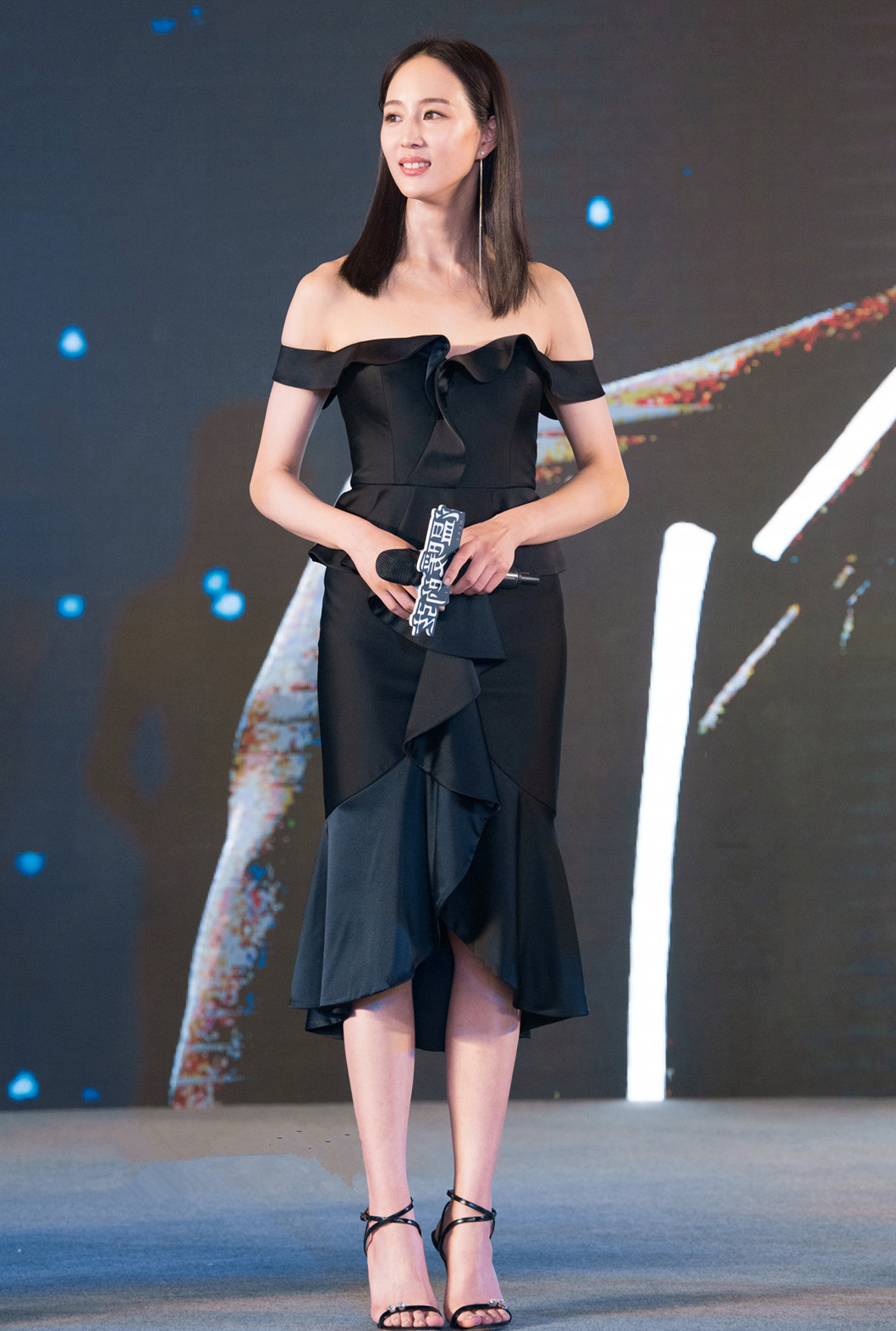 陈乔恩逃不开中年发福,穿显瘦的黑裙身材依旧圆润,曲线都不见了