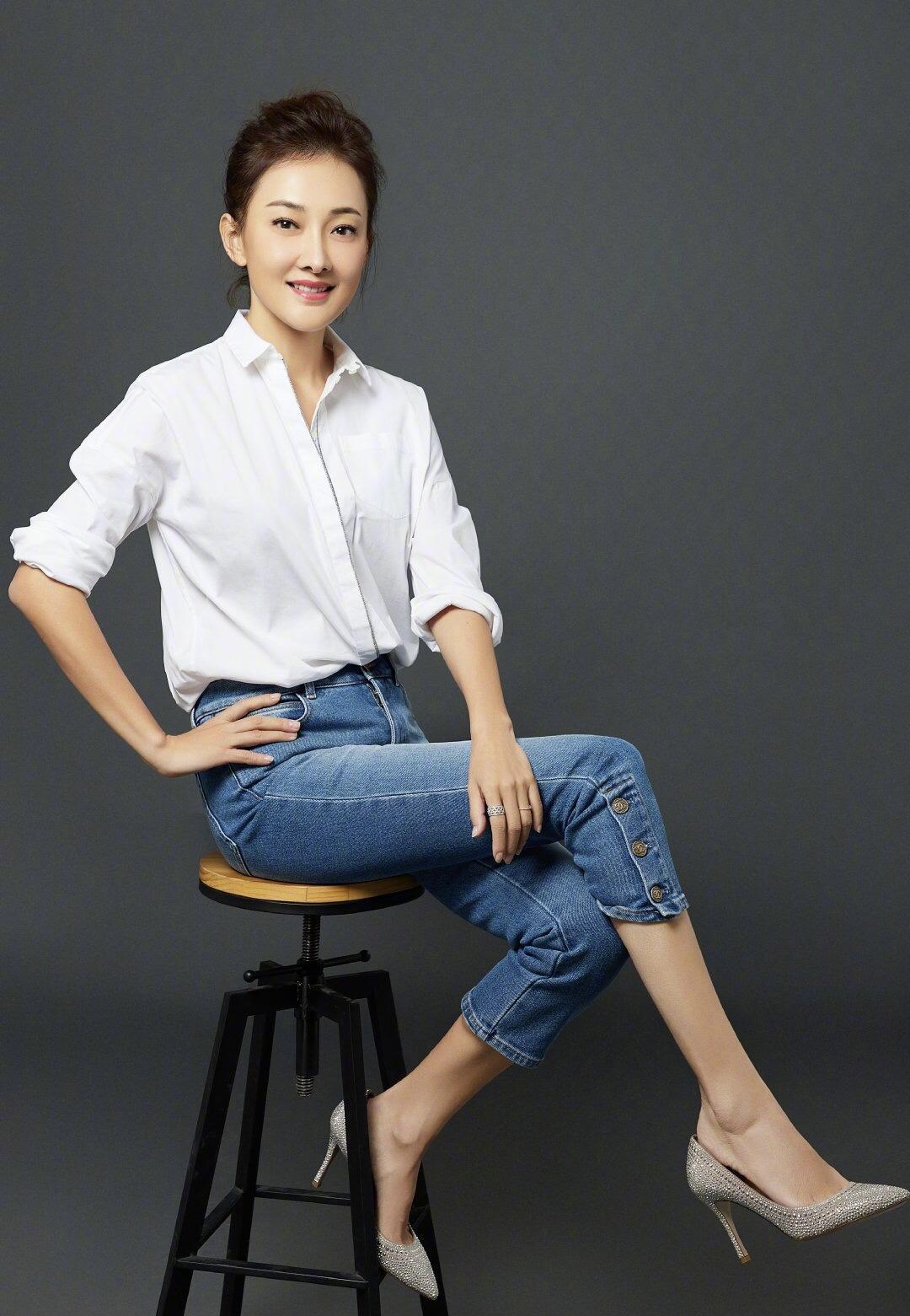 48岁牛莉真不显老,穿黑色露肩连衣裙成熟精致,曲线丰盈真惹眼
