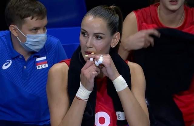 暂停也不忘补妆!冈察洛娃开始打养生球,俄罗斯女排迎来接班人