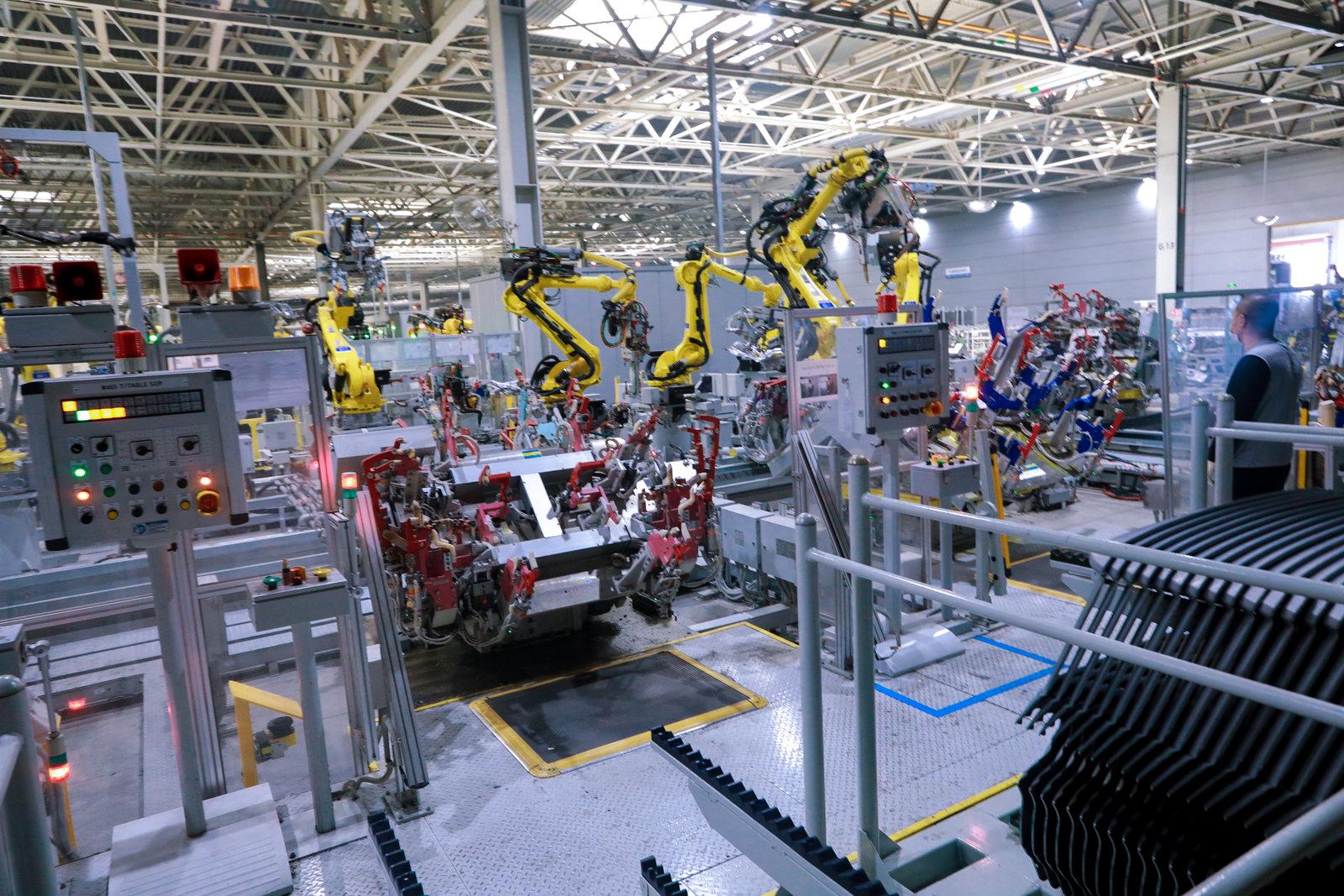 工厂生产车间,车主们刚进入生产线就完全被北京现代的技术底蕴所征服