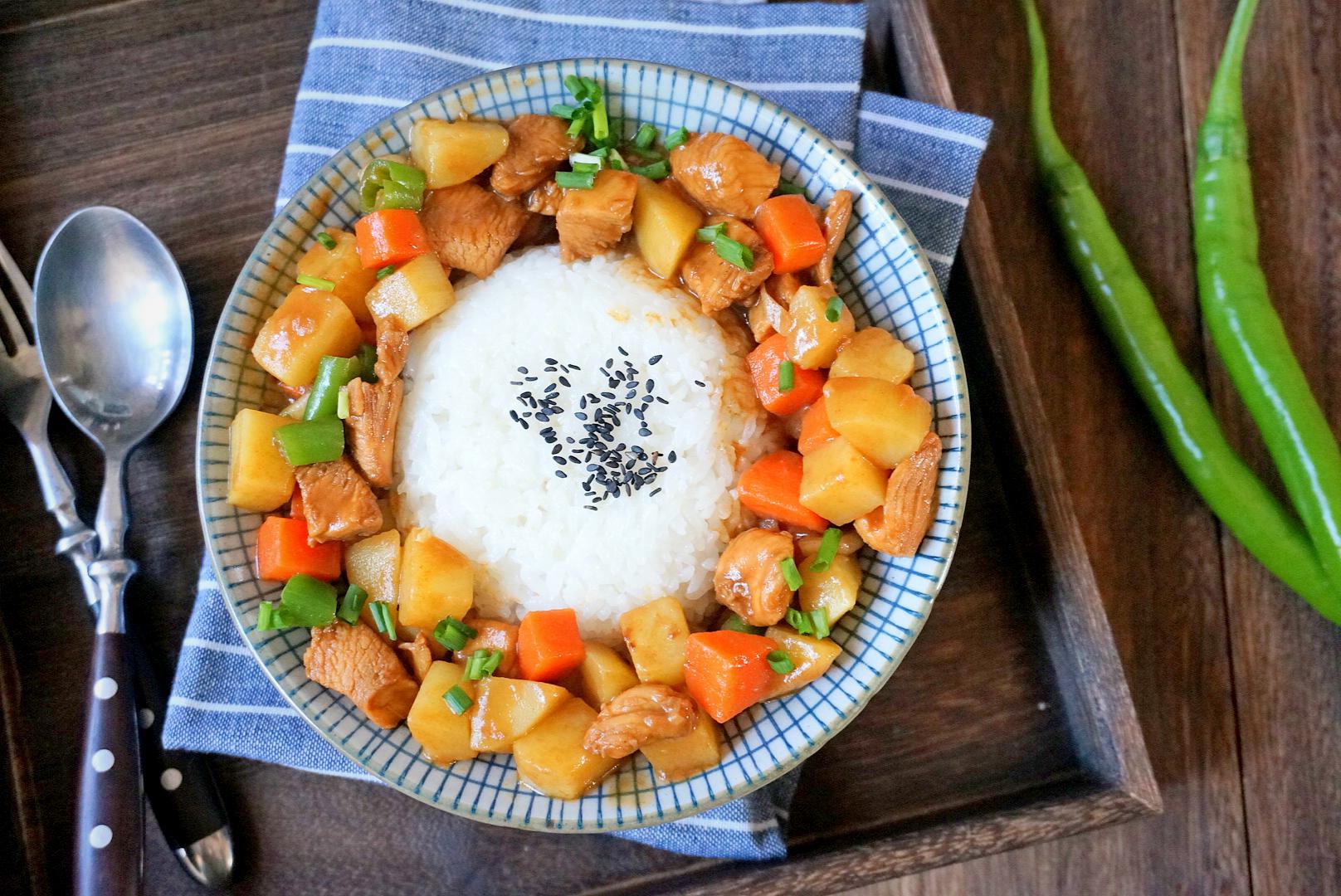 米饭别再炒了,做成土豆鸡肉拌饭,色香味俱全,好吃到舔盘