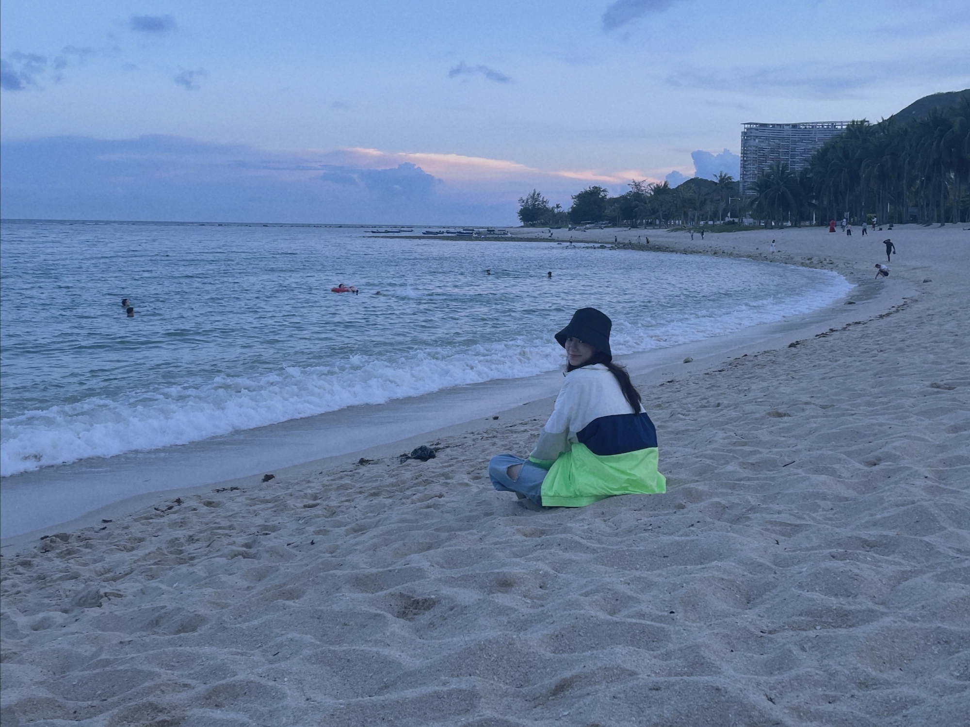 明星怎样过六一赵丽颖扛枪打靶张小斐海边吹风与狗撞型