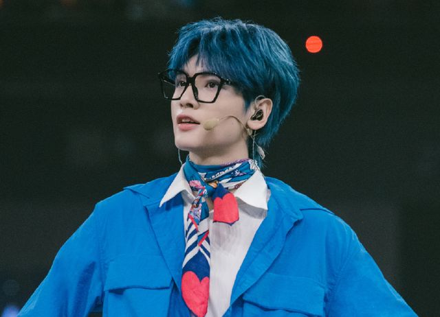 r1se毕业照:全员身穿黑西服气氛严肃,有谁注意到他的表情?