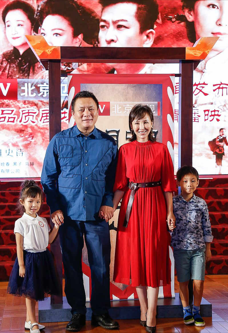 郭靖宇夫妻太恩爱了学年轻人玩公主抱只差一岁却好似老夫少妻