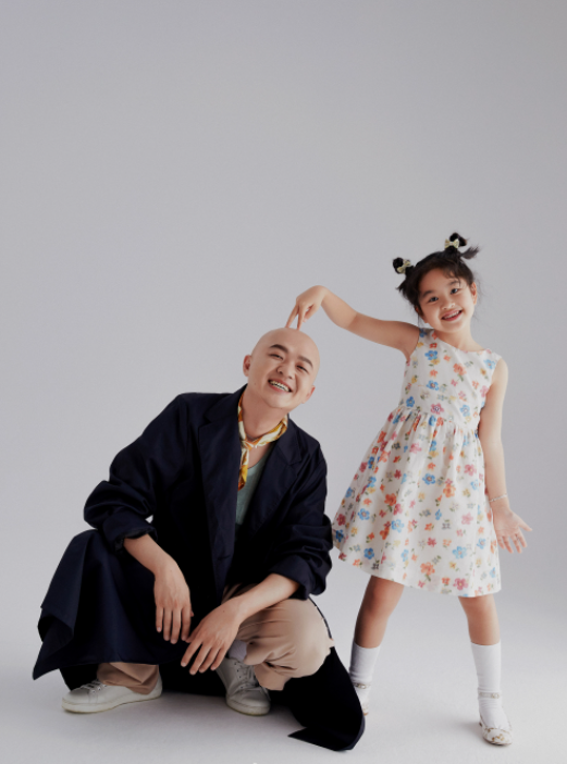包贝尔父女拍摄大片6岁女儿童趣可爱长相精致酷似妈妈包文婧
